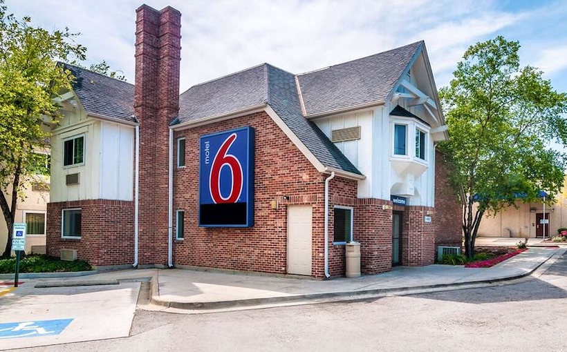 Connect-Media-Chicago-Motel-6-Arlington-Heights-IL.jpg