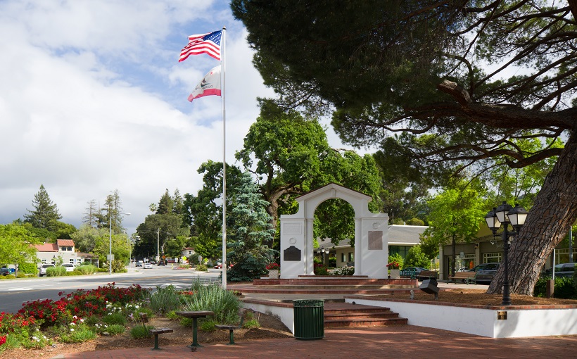Memorial_Arch_Saratoga_California.jpg