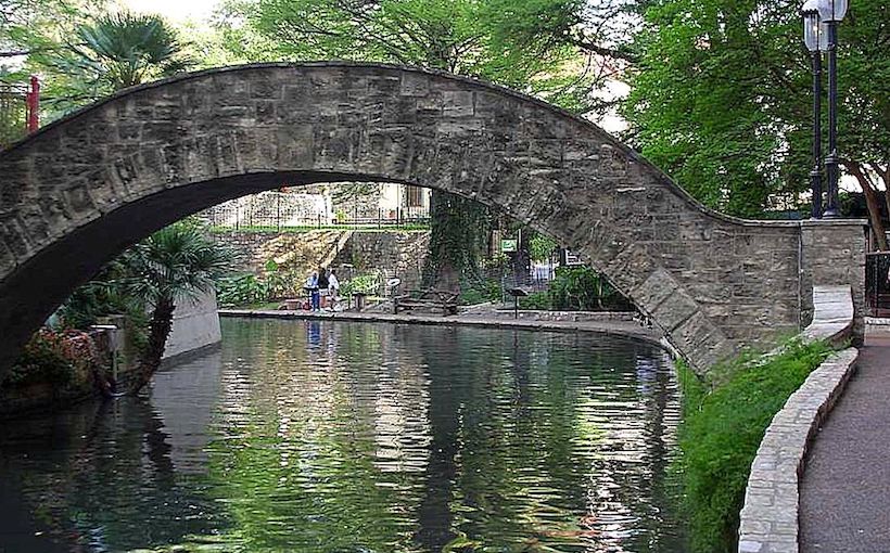 San_Antonio_bridges_riverwalk.jpg