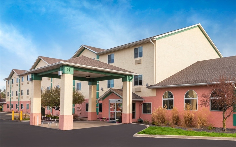 ch_Baymont-Exterior-Galesburg-IL.jpg