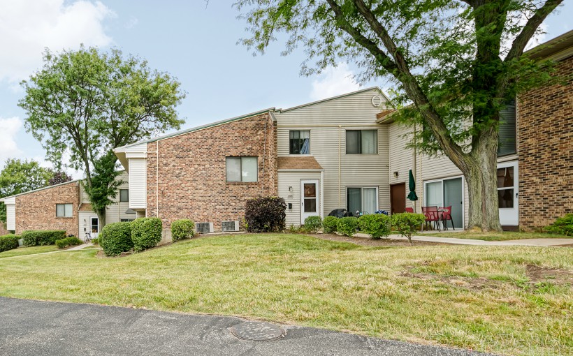 ch_Townhomes-at-Highcrest-Woodridge-IL.jpg