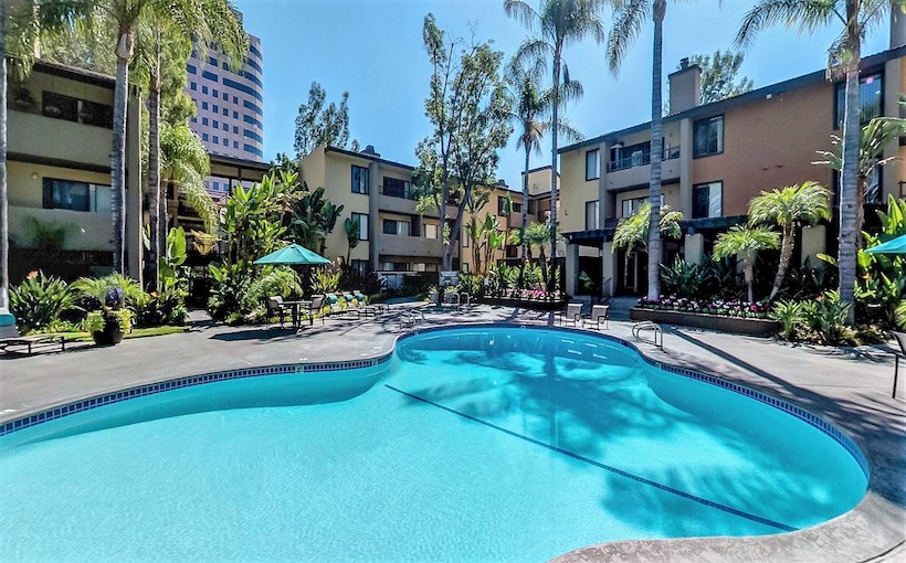 la-Alura-Swimming-Pool_woodlandhills.jpg