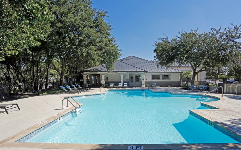 AUS-Ellie-Apartments-Pool.jpg