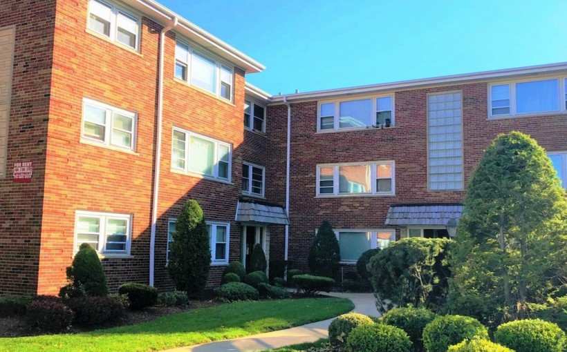 ch_8523-W-Bryn-Mawr-Chicago.jpg
