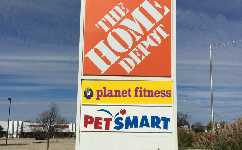 ch_Shops-of-Schaumburg-Court-with-PlanetFitness.jpg