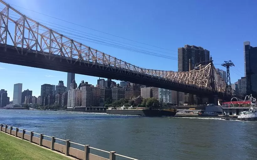 New York Roosevelt Island photo by Sergei Gussev Wikimedia