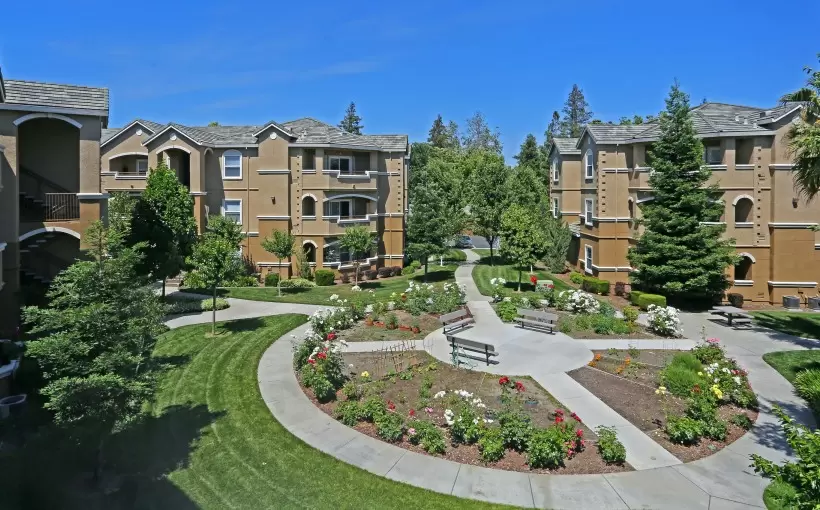 Broadleaf Apartments