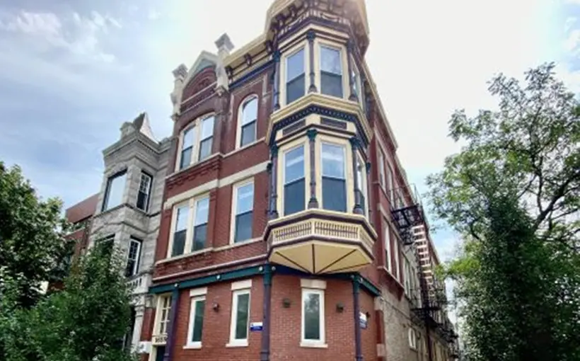 Essex Realty Group arranged the sale of a nine-unit corner apartment building in Chicago's West Town neighborhood