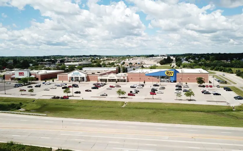 Quantum Real Estate brokered the sale of an 89,000-square-foot shopping center in Rockford, IL