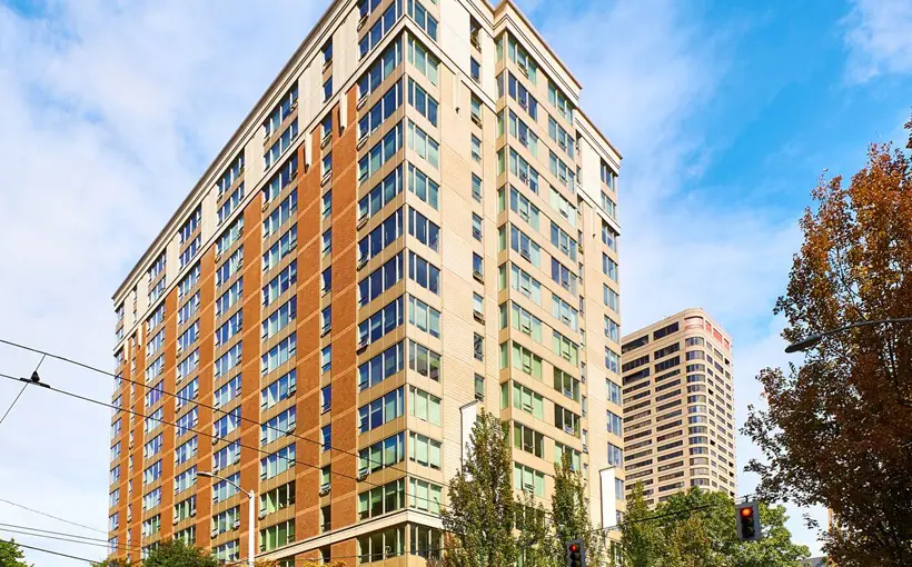 19 Unit Chicago Apartment Building Changes Hands
