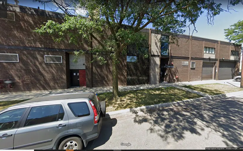 A warehouse in Chicago's Kinzie Corridor has sold to the Hindman fine art auction house in a deal arranged by Colliers