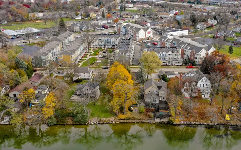 Somerset by the Lake, a newer-construction apartment property in Lake Zurich, IL, has sold in a deal arranged by Monarch Realty Group