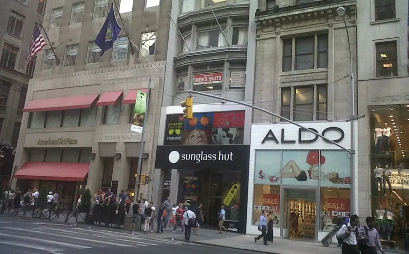 Fashion retailer Aritzia has leased 33,000 square feet at 608 Fifth Ave. for a flagship Midtown Manhattan store