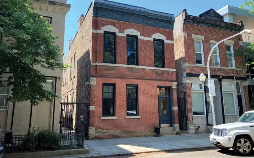 Essex Realty Group has brought a three-apartment property to market in Chicago's Lincoln Park neighborhood