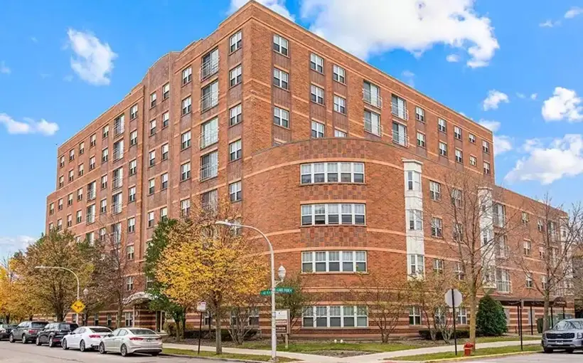 Lake Park Crescent Apartments in Chicago was built in 2004