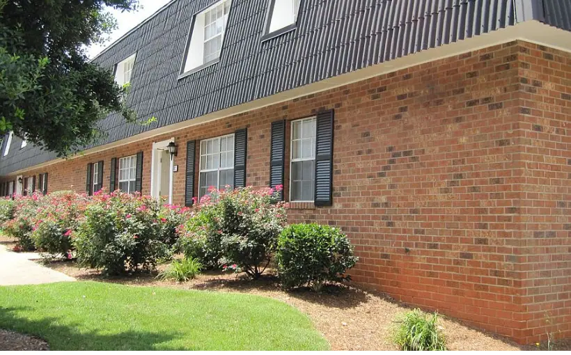 Monument Capital Management has sold Park West Apartments in Greenville, SC for $39 million.