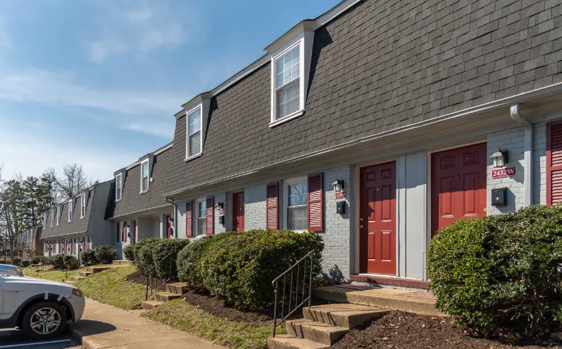 West 300 North Associates, LLC purchased the Stratford Hills apartment community in Richmond, VA for $76.5 million.