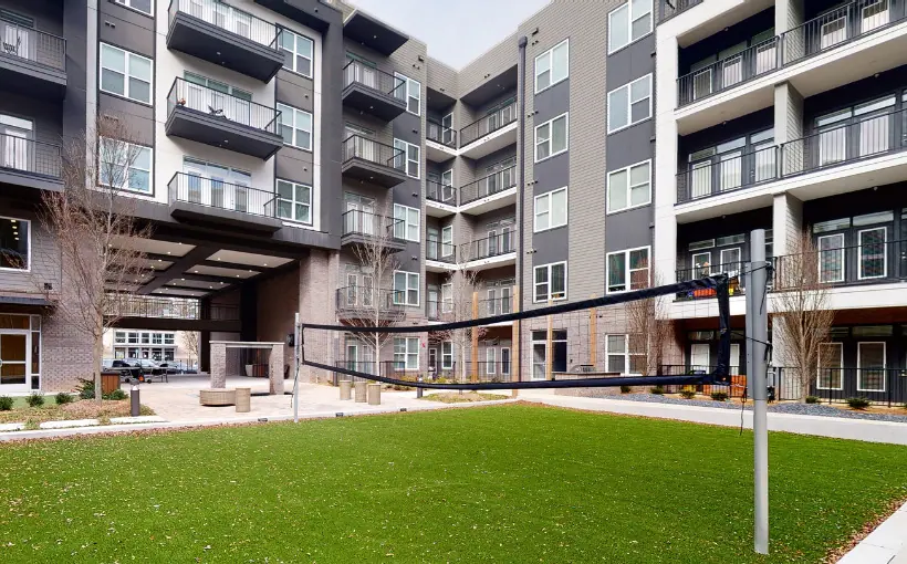 HHHunt has acquired Abberly Skye apartments in Decatur, GA from Northwood Ravin for $162.5 million.