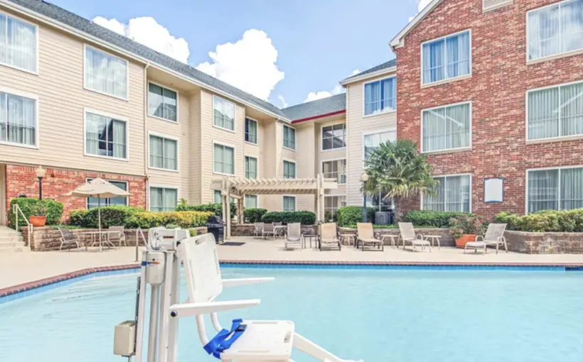 PEG Cos buys Dallas hotel to convert to apartments