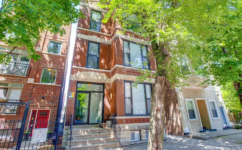 A six-unit multifamily investment property in the West Town neighborhood of Chicago has sold for just under $300,000 per unit
