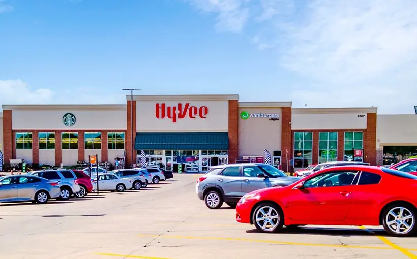 Hanley Investment Group Real Estate Advisors arranged the $17.2-million sale of an Omaha shopping center acquired by a high-volume Hy-Vee grocery store