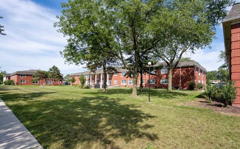 Interra Realty brokered the sale of reVerb Oak Lawn, an Oak Lawn, IL apartment property that represented the community's highest price in a decade