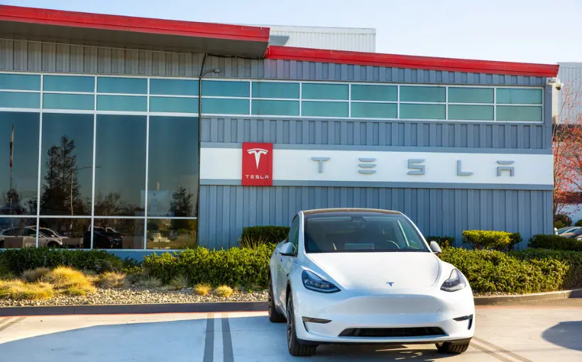 TriOut Advisory Group and Tesla Motors have reached an agreement for the car maker to occupy a 57,447-square-foot building in Franklin, TN.