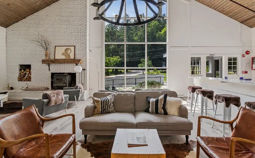 BOS Town & Country Stowe VT Lobby – Courtesy of Waterton