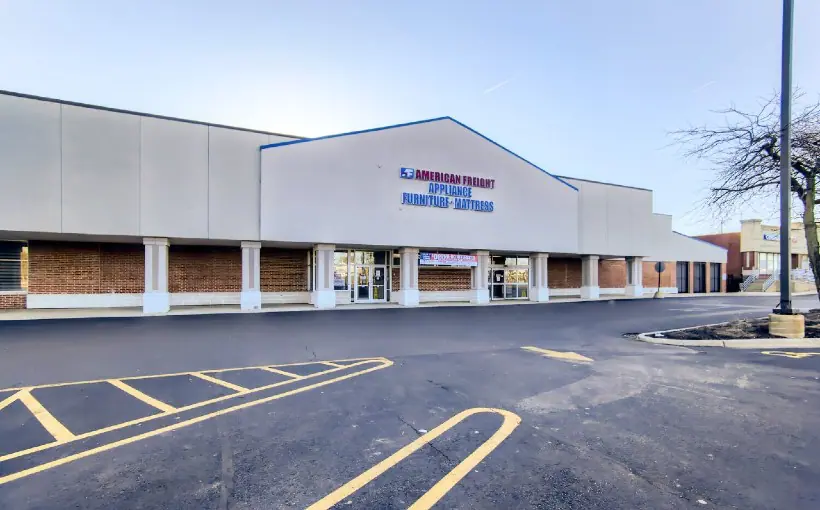 Mid-America Real Estate Corporation recently brokered the sale of Darien Shopping Center in Darien, IL to a private local buyer
