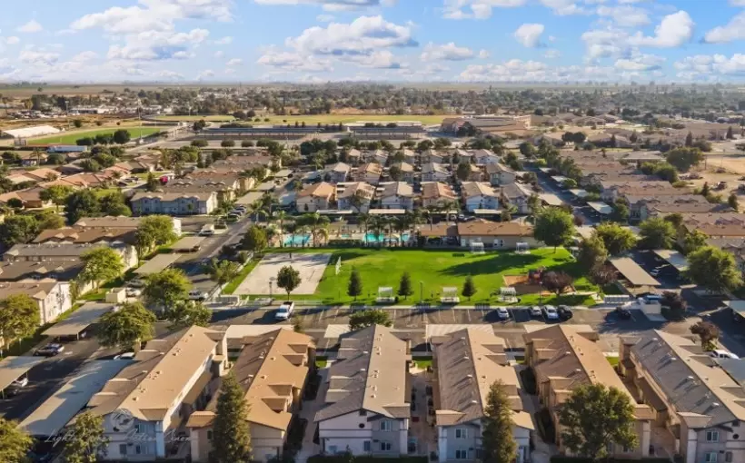 CA Bakersfield Multifamily Gantry