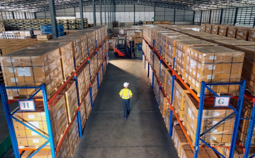 Aerial_view_of_warehouse_workers_Working_and_Walking_in_The_Distribution_Warehouse_1473539839_792x44