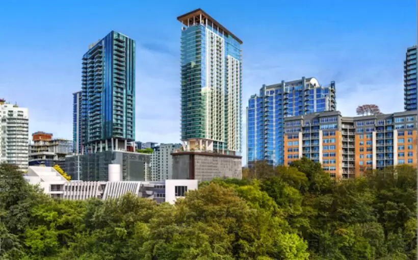 43-story 700 Austin tops off