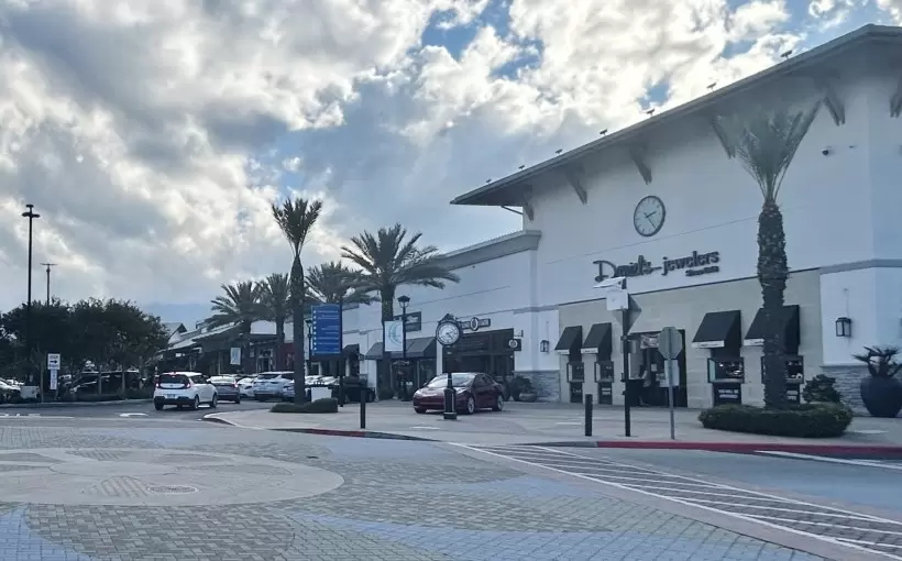 CA Dos Lagos shopping center Corona