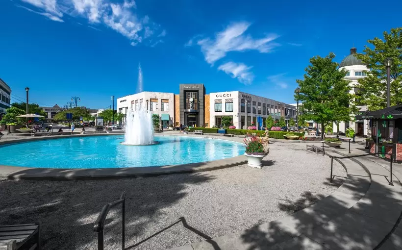 CHI Easton Town Center Fashion District fountain