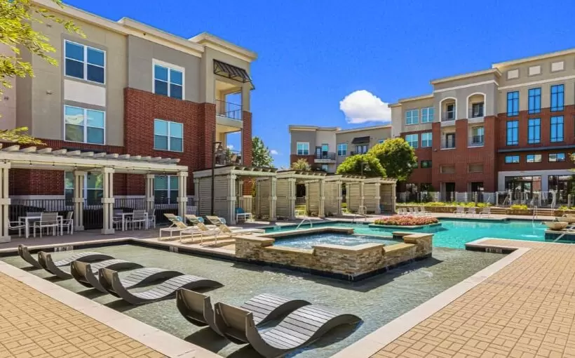 Bell Gateway takes out $120 M loan to buy 831-unit project