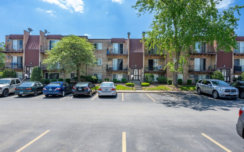 353 W. Hawthorne Circle, Mount Prospect