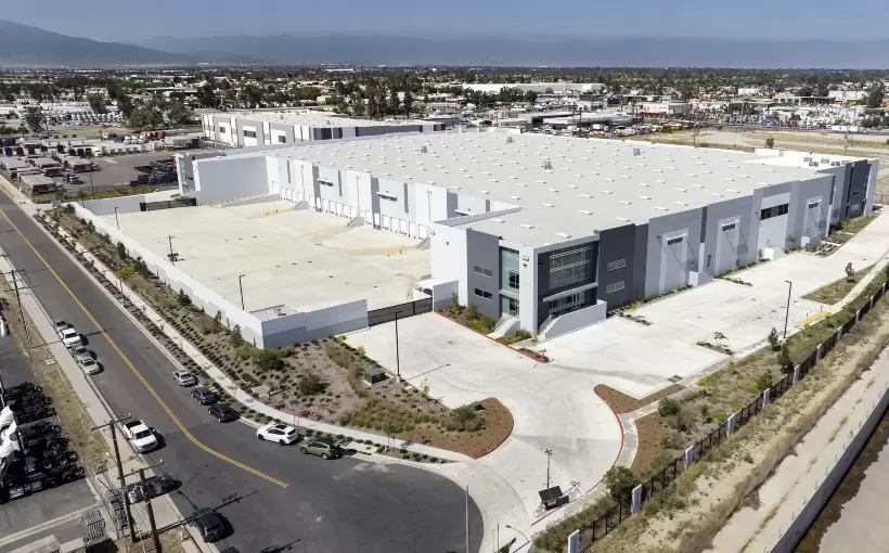 CA Almond Commerce Center Fontana ZM Trucks